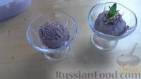 Фото приготовления рецепта: Мороженое из сливок и сгущёнки с орехами - шаг №5