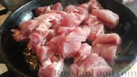 Фото приготовления рецепта: Свинина, тушенная с баклажанами и перцем - шаг №9
