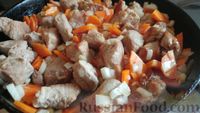 Фото приготовления рецепта: Свинина, тушенная с баклажанами и перцем - шаг №12