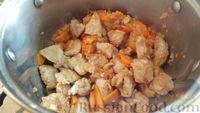 Фото приготовления рецепта: Свинина, тушенная с баклажанами и перцем - шаг №13