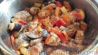 Фото приготовления рецепта: Свинина, тушенная с баклажанами и перцем - шаг №17