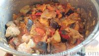 Фото приготовления рецепта: Свинина, тушенная с баклажанами и перцем - шаг №18