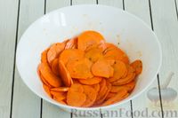 Фото приготовления рецепта: Морковные чипсы с пряностями (в духовке) - шаг №4