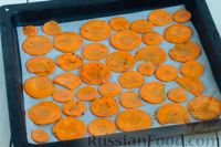 Фото приготовления рецепта: Морковные чипсы с пряностями (в духовке) - шаг №5