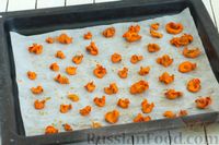 Фото приготовления рецепта: Морковные чипсы с пряностями (в духовке) - шаг №6