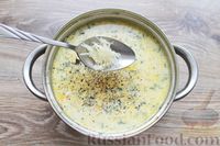 Фото приготовления рецепта: Суп с куриными крылышками, свежими огурцами и сметаной - шаг №17
