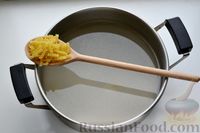 Фото приготовления рецепта: Куриный суп с макаронами, сметаной и яичными желтками - шаг №4