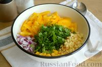 Фото приготовления рецепта: Салат с курицей, болгарским перцем, кукурузой и сыром сулугуни - шаг №6