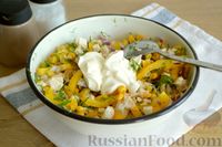 Фото приготовления рецепта: Салат с курицей, болгарским перцем, кукурузой и сыром сулугуни - шаг №9