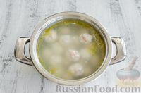 Фото приготовления рецепта: Суп с мясными фрикадельками, рисом и солёными огурцами - шаг №9