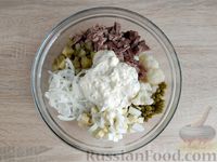 Фото приготовления рецепта: Салат с говядиной, цветной капустой, зелёным горошком и маринованными огурцами - шаг №15