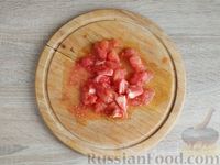 Фото приготовления рецепта: Куриные сердечки, тушенные с баклажанами и помидорами - шаг №10