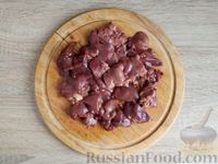 Фото приготовления рецепта: Тушёная куриная печень с цветной капустой - шаг №4