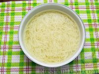 Фото приготовления рецепта: Томатный суп с вермишелью и зелёным луком - шаг №6
