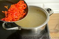Фото приготовления рецепта: Куриный суп с овощами, рисом и плавленым сыром - шаг №10
