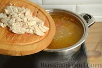 Фото приготовления рецепта: Куриный суп с овощами, рисом и плавленым сыром - шаг №11