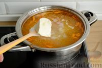 Фото приготовления рецепта: Куриный суп с овощами, рисом и плавленым сыром - шаг №12