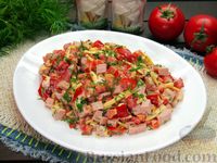 Фото к рецепту: Салат с колбасой, помидорами, болгарским перцем и сыром