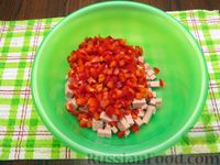 Фото приготовления рецепта: Салат с колбасой, помидорами, болгарским перцем и сыром - шаг №3