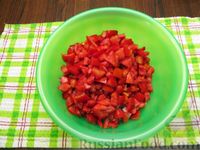 Фото приготовления рецепта: Салат с колбасой, помидорами, болгарским перцем и сыром - шаг №5