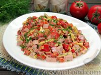 Фото приготовления рецепта: Салат с колбасой, помидорами, болгарским перцем и сыром - шаг №10