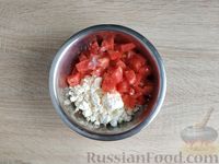 Фото приготовления рецепта: Лепёшка из лаваша с творогом и помидорами - шаг №9