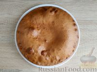 Фото приготовления рецепта: Пирог на молоке с шоколадной глазурью - шаг №12