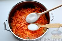 Фото приготовления рецепта: Салат из кабачков с морковью и кетчупом (на зиму) - шаг №8