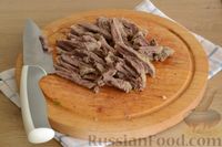Фото приготовления рецепта: Салат с говядиной, болгарским перцем и грецкими орехами - шаг №4