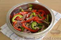 Фото приготовления рецепта: Салат с говядиной, болгарским перцем и грецкими орехами - шаг №7