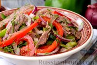 Фото приготовления рецепта: Салат с говядиной, болгарским перцем и грецкими орехами - шаг №14