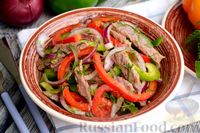 Фото приготовления рецепта: Салат с говядиной, болгарским перцем и грецкими орехами - шаг №15