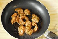 Фото приготовления рецепта: Курица, тушенная с брокколи, в сливочном соусе - шаг №6