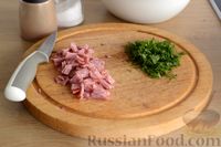 Фото приготовления рецепта: Омлет с жареным сыром и колбасой - шаг №4