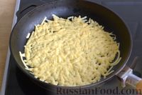 Фото приготовления рецепта: Омлет с жареным сыром и колбасой - шаг №6