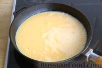 Фото приготовления рецепта: Омлет с жареным сыром и колбасой - шаг №7