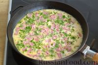 Фото приготовления рецепта: Омлет с жареным сыром и колбасой - шаг №8
