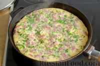 Фото приготовления рецепта: Омлет с жареным сыром и колбасой - шаг №9