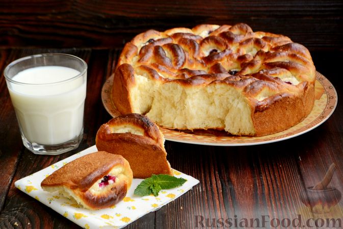 Дрожжевой пирог с творогом, яблоками и вареньем, рецепт приготовления