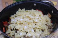 Фото приготовления рецепта: Макароны с баклажанами, помидорами и сладким перцем - шаг №8