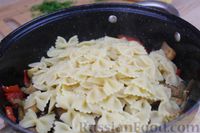Фото приготовления рецепта: Макароны с баклажанами, помидорами и сладким перцем - шаг №7