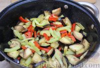 Фото приготовления рецепта: Макароны с баклажанами, помидорами и сладким перцем - шаг №3