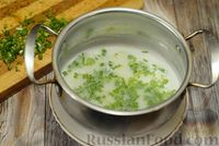 Фото приготовления рецепта: Несладкий молочный суп  с яйцами и зеленью - шаг №4