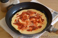Фото приготовления рецепта: Ленивая пицца на сковороде, с помидорами, сыром и яичницей - шаг №6