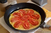 Фото приготовления рецепта: Ленивая пицца на сковороде, с помидорами, сыром и яичницей - шаг №8