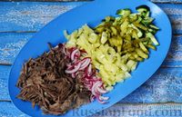 Фото приготовления рецепта: Салат с говядиной, болгарским перцем и огурцами - шаг №9