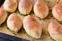 Фото приготовления рецепта: Дрожжевые пирожки с картошкой и грибами (в духовке) - шаг №21