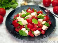 Фото к рецепту: Салат из помидоров с брынзой и базиликом