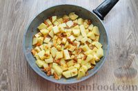Фото приготовления рецепта: Картофель, тушенный с лисичками и сметаной - шаг №7