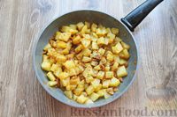 Фото приготовления рецепта: Картофель, тушенный с лисичками и сметаной - шаг №8